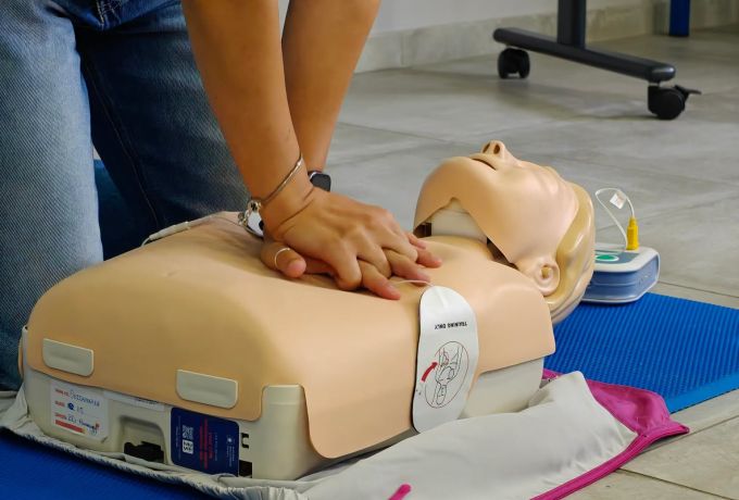 Καρδιακή ανακοπή: ΚΑΡΠΑ και απινιδωτής μπορούν να σώσουν μια ζωή